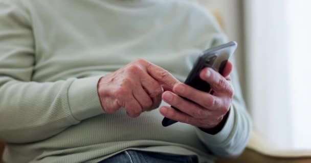 Parkinson Lar Cep Telefonları Internette Yazarak Bir Huzurevinde Tıbbi Durumu — Stok video