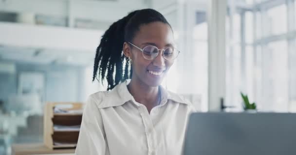 Mulher Negócios Africano Digitação Laptop Com Sorriso Meme Mídia Social — Vídeo de Stock