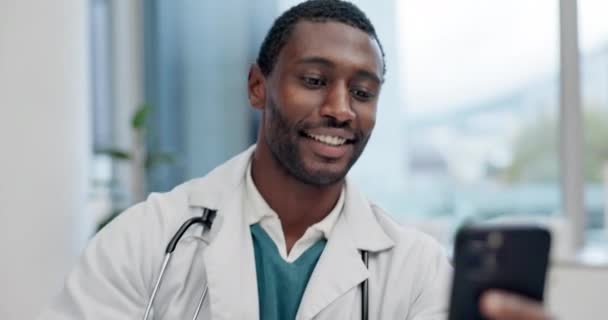 ウェーブ ドクター 黒人の男性が オンラインでヘルスケア相談を求めるビデオ通話をする こんにちは 病院やアフリカの外科医や看護師が医療助けや助言のためにモバイルウェビナーで話しています — ストック動画