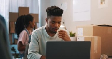 Stres, baş ağrısı ve evdeki bilgisayardaki siyah adam. Yorgun ve küçük işler başarısız. Vergi denetimi, borç, depresyon ya da hata için mali krizde olan acı, hasta ve Afrikalı kişi.