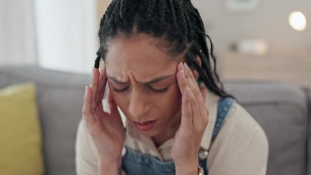 疼痛和黑人妇女在沙发上的压力 倦怠和偏头痛症状在家里 精神健康 抑郁和沮丧的人在客厅里按摩头 以寻找问题 危机和焦虑 — 图库视频影像