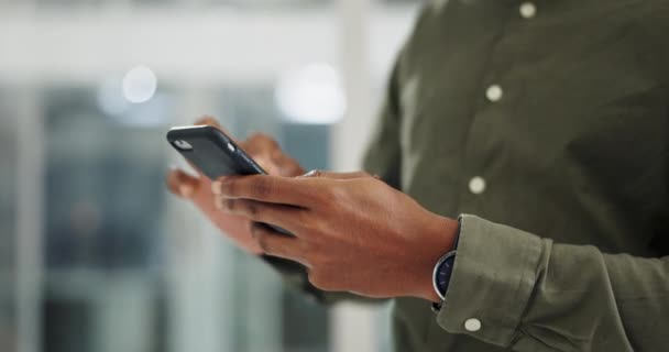 Adamı Telefon Yazıları Iletişimde Sosyal Medyada Ofiste Yerindeki Cep Telefonu — Stok video