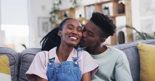 Φιλί Αγκαλιά Ευτυχισμένο Μαύρο Ζευγάρι Στο Σπίτι Καθιστικό Συγκόλληση Μαζί — Αρχείο Βίντεο