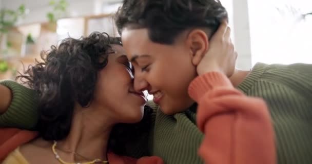 Láska Domácí Tvář Lesbičky Pár Polibek Intimní Péče Manželství Non — Stock video