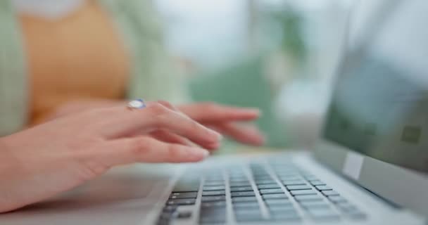 Dłonie Laptop Kreatywna Kobieta Pisząca Biurze Zbliżenie Badania Raportu Lub — Wideo stockowe