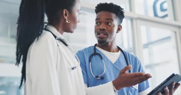 Reunión Tableta Médico Discusión Con Una Enfermera Hospital Sobre Diagnóstico — Vídeo de stock