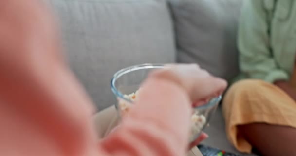 Glada Vänner Och Kvinnor Fångar Popcorn Soffan För Lekfulla Spel — Stockvideo