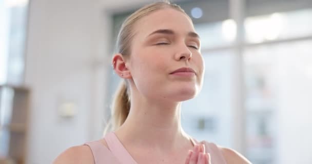 Meditation Yoga Und Glücklich Mit Dem Gesicht Der Frau Für — Stockvideo