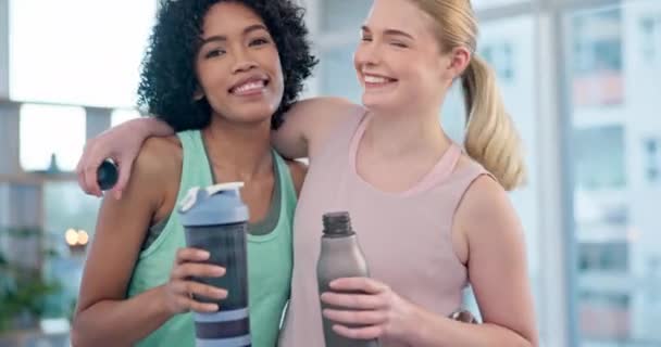 Amigos Fitness Rostro Mujeres Abrazan Estudio Deportivo Después Yoga Entrenamiento — Vídeos de Stock