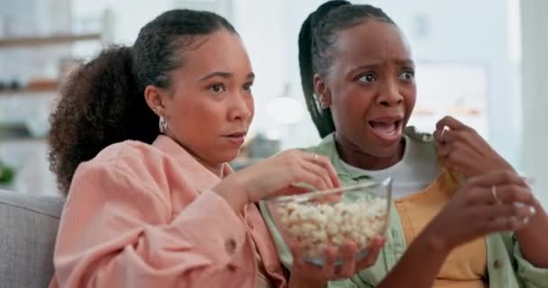 Vrouwen Vrienden Kijken Angst Met Popcorn Horror Films Angst Bank — Stockvideo