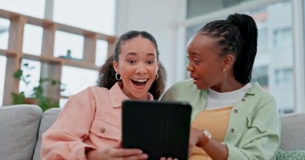 Amigos Menina Tablet Celebração Com Ganhar Casa Jogo Para Negociação — Vídeo de Stock