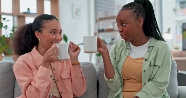 ゴシップ ユーモア 会話を共有しながら ソファー コーヒー 絆の上で面白い 女性や友人 ハッピーガールズ ソファー カプチーノにいる人々 — ストック動画