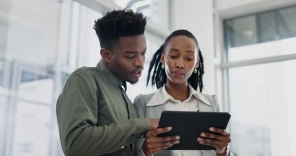 Tablet Samarbete Och Planering Med Ett Afrikanskt Affärsteam Pratar Strategi — Stockvideo