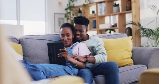 Tablet Pasangan Hitam Dan Lucu Sofa Rumah Berbicara Dan Ikatan — Stok Video
