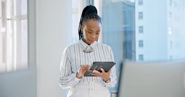 互联网 平板电脑和在职商界女性的交流 创意或聊天 拥有联网 在线规划或电子邮件和社交媒体应用技术的非洲企业家 — 图库视频影像