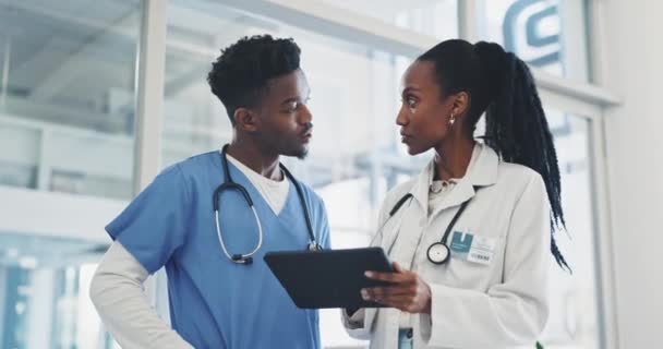 Planificación Tableta Médico Discusión Con Una Enfermera Hospital Sobre Diagnóstico — Vídeo de stock