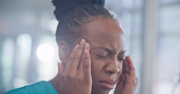 在诊所有头痛 护理压力或精疲力尽的按摩 疼痛和黑人妇女或医生 因手术或服务而导致偏头痛或疲倦的疲倦 医疗保健和非洲医务人员 — 图库视频影像