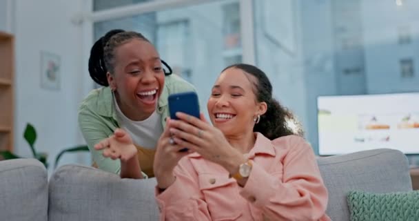 朋友和电话一起笑着讲笑话 社交媒体或贴在客厅沙发上 在家里的手机应用中 女人或男人在快乐 幽默或迷惘中微笑 — 图库视频影像