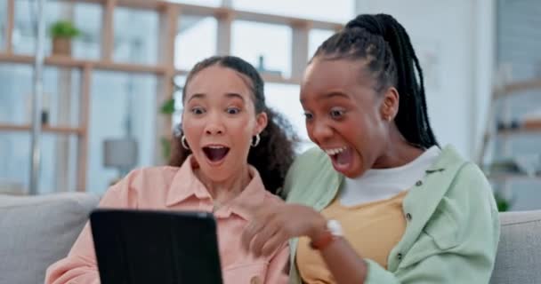Ženy Tablet Oslavit Úspěch Domácí Pohovce Pro Výhru Úvěr Webové — Stock video