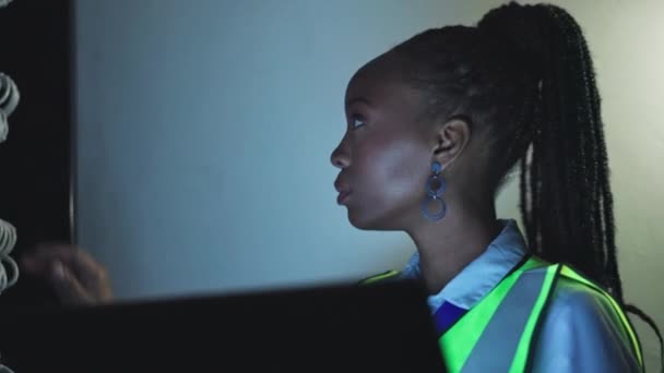 Laptop Tecnologia Informação Segurança Cibernética Com Uma Mulher Negra Uma — Vídeo de Stock