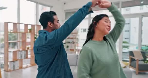 Hogar Baile Pareja Con Amor Celebración Apoyo Con Felicidad Matrimonio — Vídeos de Stock