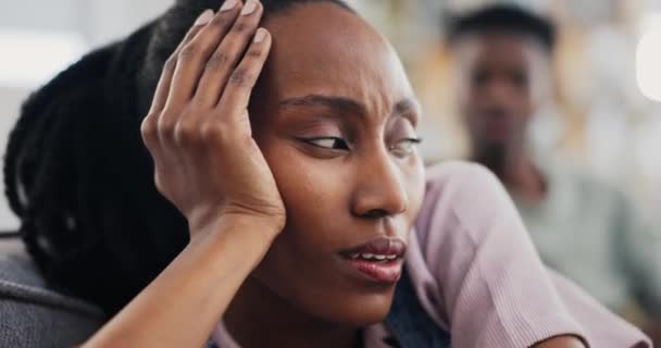 不管了 黑人女人和夫妻吵架 冲突和离婚 在家里的婚姻危机中哭泣或悲伤 非洲人 压力和争论 错误中的问题或愤怒 沮丧或失败的想法 — 图库视频影像