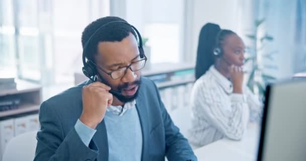 コンピュータ コールセンター およびサポートまたは支援のためにカスタマーサービスで働く黒人男性コンサルタント テレマーケティングオフィスの従業員コンサルティングと当社 クラム ヘッドセットとの連絡 — ストック動画