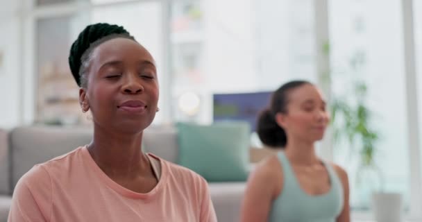 Yoga Meditazione Donne Salotto Che Respirano Insieme Allenamento Salute Consapevolezza — Video Stock