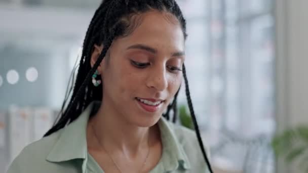 Kawa Picie Szczęśliwa Kobieta Biznesu Biurze Miejscu Pracy Lub Pracownika — Wideo stockowe
