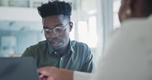 Zakenmensen Laptop Samenkomen Teamdiscussie Planning Strategie Samen Kantoor Zwarte Man — Stockvideo