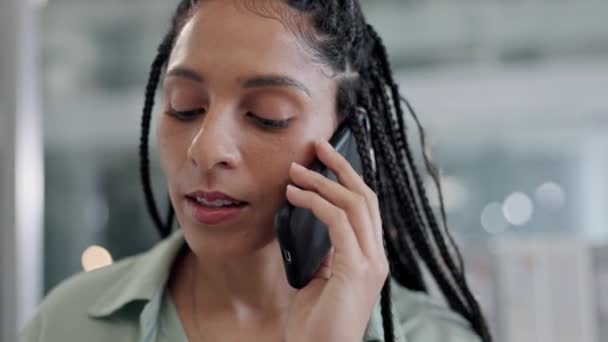 Wanita Bisnis Telepon Dan Jaringan Malam Hari Dengan Tenggat Waktu — Stok Video