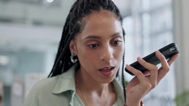 ビジネス女性 コミュニケーション オフィスでの提案で話す モバイルスマートフォンで話す女性や従業員 職場での音声メモやディスカッション — ストック動画