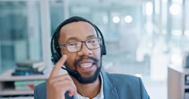 黑人男子 脸和呼叫中心咨询服务或电话营销与耳机在办公室 非洲男性快乐人士 顾问或代理人在线咨询或帮助的肖像 — 图库视频影像