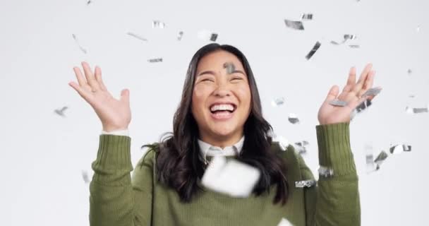 Mujer Asiática Feliz Confeti Celebración Ganar Promoción Logro Contra Fondo — Vídeos de Stock