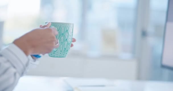 Черная Женщина Call Центр Чашечка Кофе Офисе Обслуживание Клиентов Телемаркетинг — стоковое видео