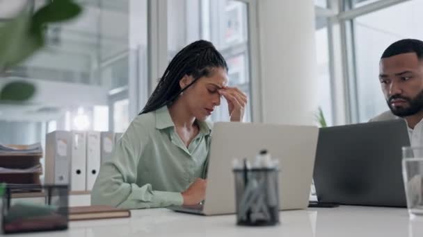 Бизнес Женщина Головной Убор Ноутбук Встрече Управления Стрессом Болью Временем — стоковое видео