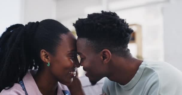 Beijo Testa Casal Negro Feliz Sala Estar Casa Unindo Para — Vídeo de Stock