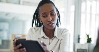 Tablet, iş ortağı bir siyahi kadınla işbirliği ve planlama ofisten bir meslektaşla konuşuyor. Teknoloji, takım çalışması ve bir İnsan Kaynakları müdürüyle vizyonumuz hakkında sohbet etmek..