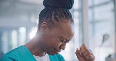 Siyahi kadın, hemşire ve ağlama, hata ve depresyonlu akıl sağlığı, iş yerinde stres ile yardım ve psikoloji. Yorgunluk, sağlık ve tükenmişlik, üzüntü ve habere tepki verme ve bunalma..