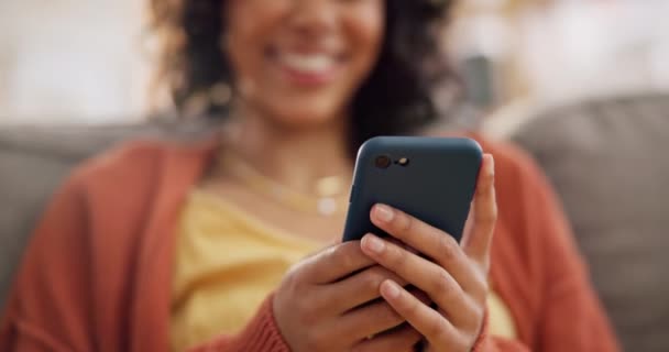 Teléfono Residencial Manos Mujer Feliz Relajarse Sonreír Escribir Búsqueda Línea — Vídeos de Stock