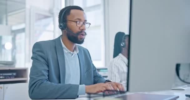 Bilgisayar Müşteri Hizmetleri Destek Yardım Için Çağrı Merkezinde Çalışan Siyahi — Stok video