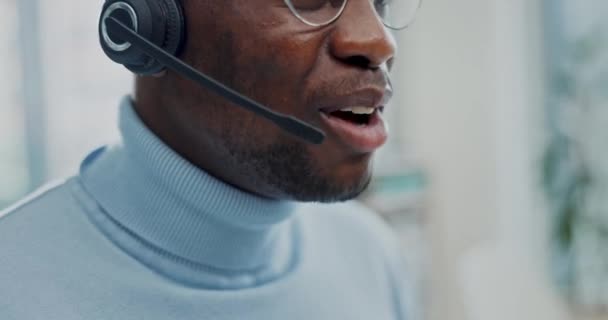呼叫中心 微笑和在办公室的黑人咨询客户服务 或联系我们 建议和网上友好 支持或B2B虚拟援助的男性电话营销顾问 — 图库视频影像