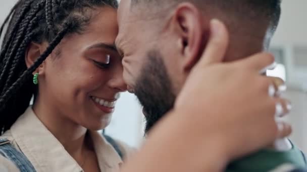 Kærlighed Dans Slappe Med Par Stuen Deres Hjem Sammen Romantik – Stock-video