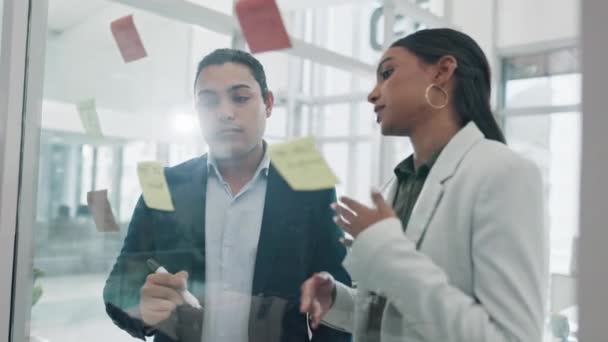Csapatmunka Üvegfal Üzletemberek Tervezése Ötletelése Ütemezése Irodában Ragacsos Megjegyzés Stratégia — Stock videók