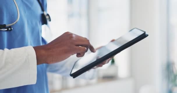 Doktor Tablet Sağlık Hizmetlerinde Araştırmada Hastanede Tıbbi Sonuçları Kontrol Etmekte — Stok video