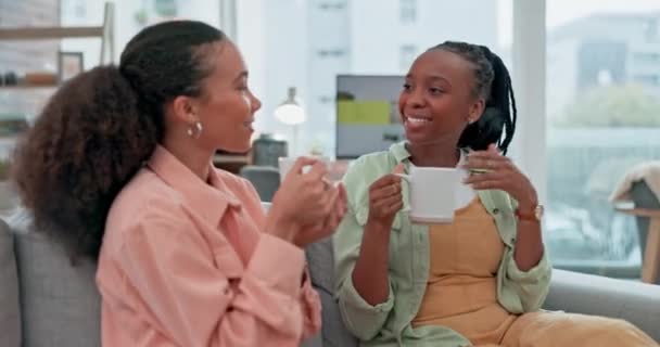 Rahatlayın Kadınlar Arkadaşlar Bir Kanepede Kahve Muhabbeti Paylaşırken Aynı Zamanda — Stok video