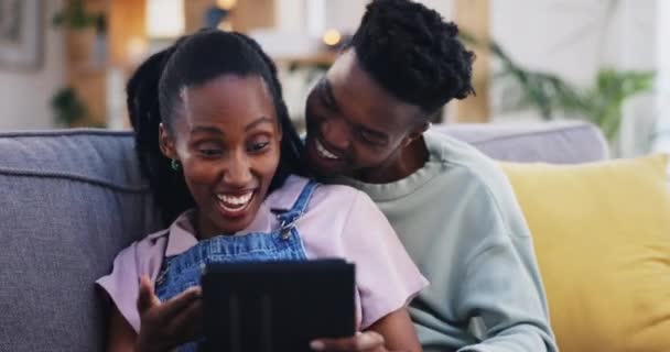黑色夫妇和高五在家里的沙发上 庆祝和兴奋在客厅 非洲男子 妇女和技术 成功与成就 赢家或携手合作 彩票奖品或目标 — 图库视频影像