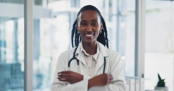 胳膊交叉 一位医生黑人妇女在医院进行积极的诊断或治疗 你可以相信 在诊所里与快乐的医学专业人员合影 保健和微笑 — 图库视频影像