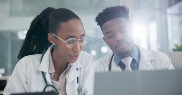 笔记本电脑 研究小组和医生在医院的一个办公室进行诊断治疗计划 在诊所讨论期间在计算机上工作的保健 技术和非洲医务工作者 — 图库视频影像