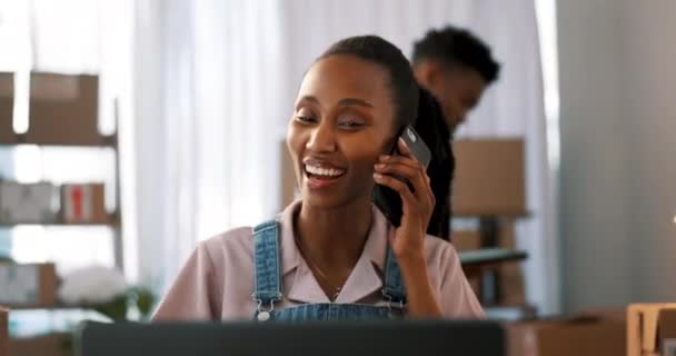ロジスティクス スタートアップコミュニケーション 小規模ビジネス管理 モバイルやコンピュータでEコマースショップで話している若いアフリカの人々 売り手またはサプライヤー — ストック動画